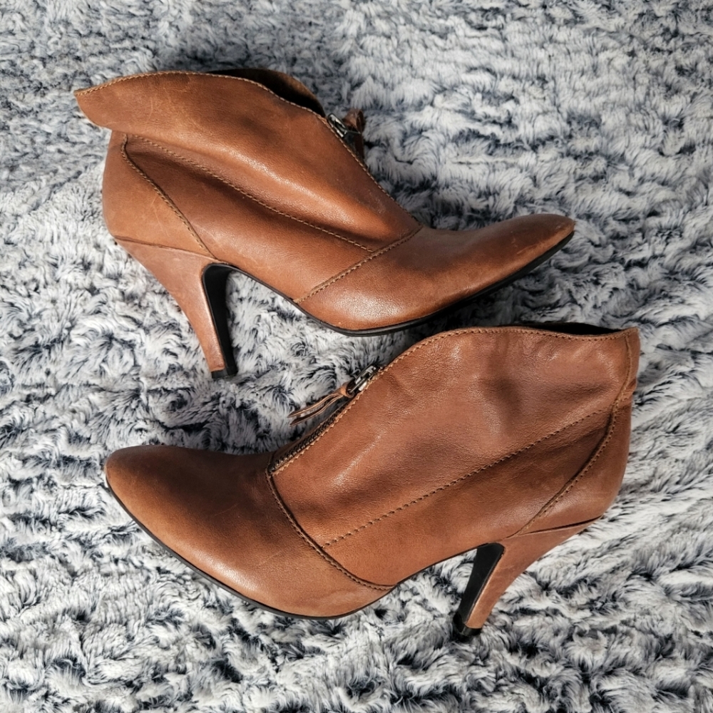 Nine West heeled zip bootie tan leather
